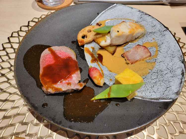 彩り豊かな野菜やソースが上品さを演出され、味も見た目も好印象でした。