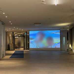 Qプラザ入り口。大きなスクリーンに映像を流すことができ、入り口からゲストがワクワクする工夫があります