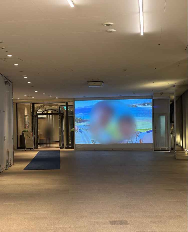 Qプラザ入り口。大きなスクリーンに映像を流すことができ、入り口からゲストがワクワクする工夫があります