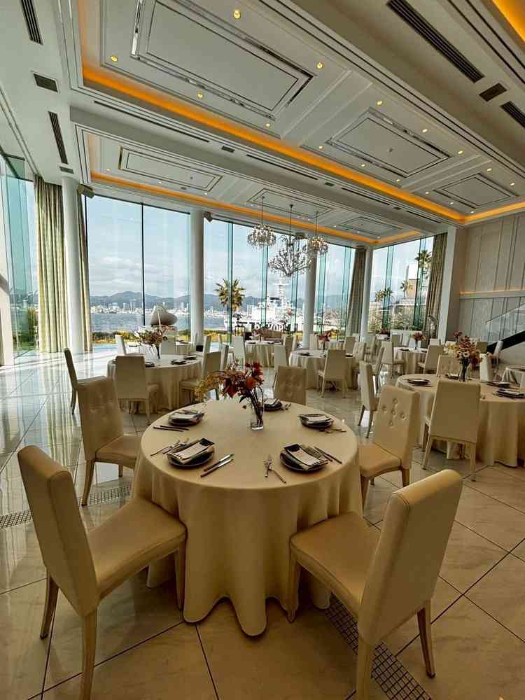 披露宴会場です。この写真を見てこちらに見学に来ようと思いました。想像以上で感動しました。