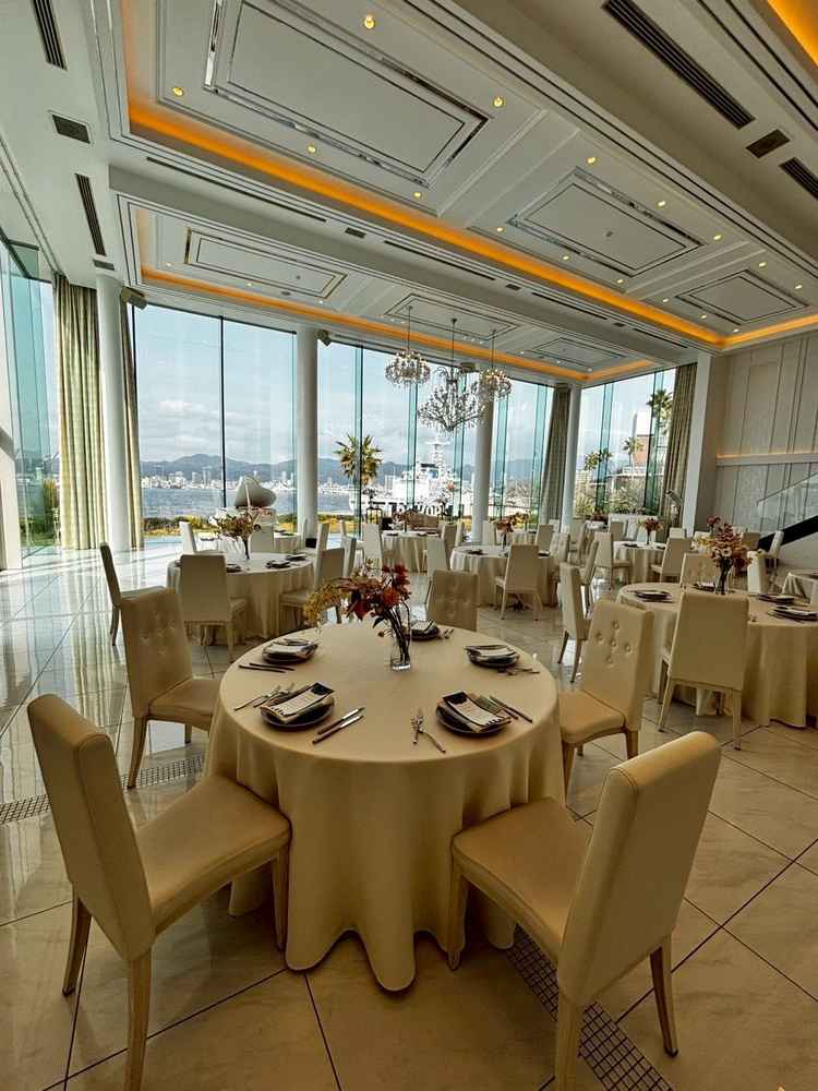 披露宴会場です。この写真を見てこちらに見学に来ようと思いました。想像以上で感動しました。