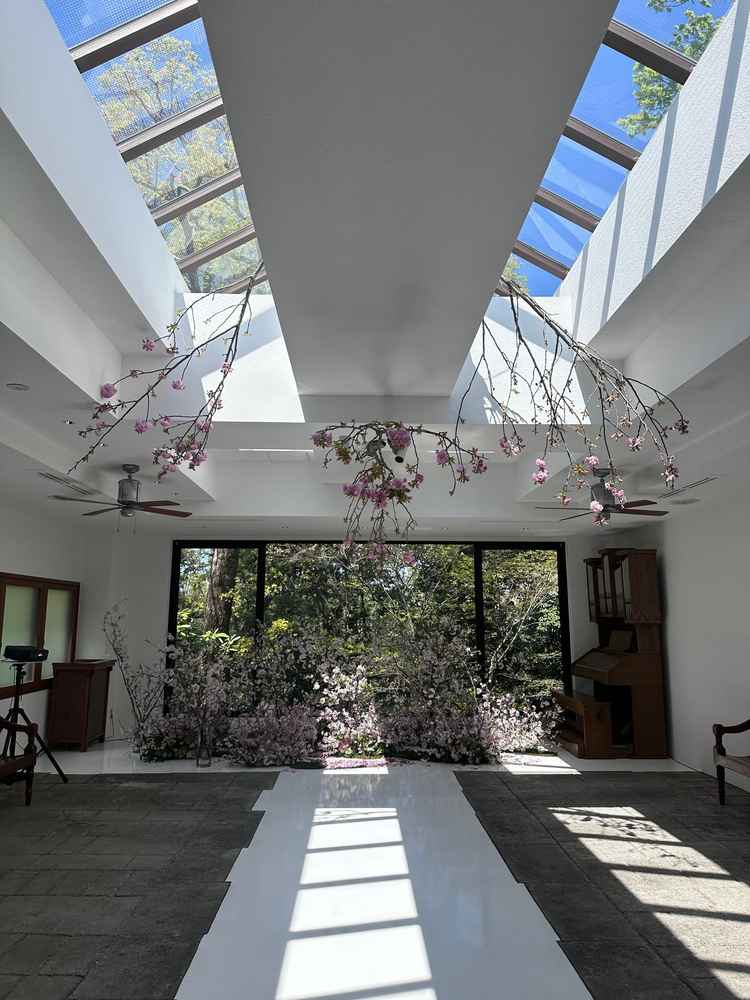 チャペルは後ろのグリーンが綺麗で光が入るのですごく明るい空間でした。