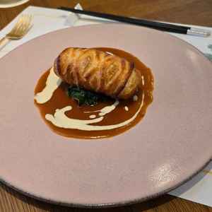 ヒラメのパイ包み。美味しかったです。