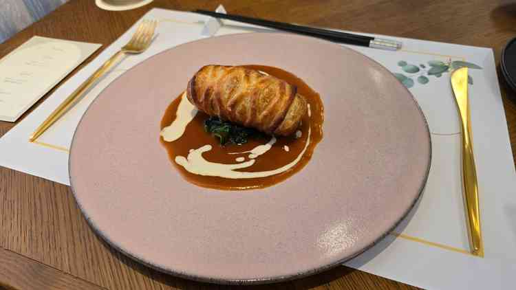 ヒラメのパイ包み。美味しかったです。