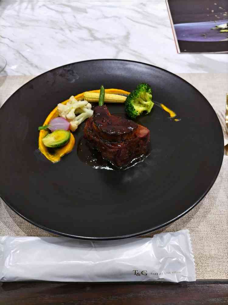 試食の牛肉とフォアグラ。