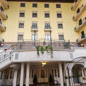 チャペルの外観も、チャペル自体の雰囲気を損なわないよう作り込まれていました。