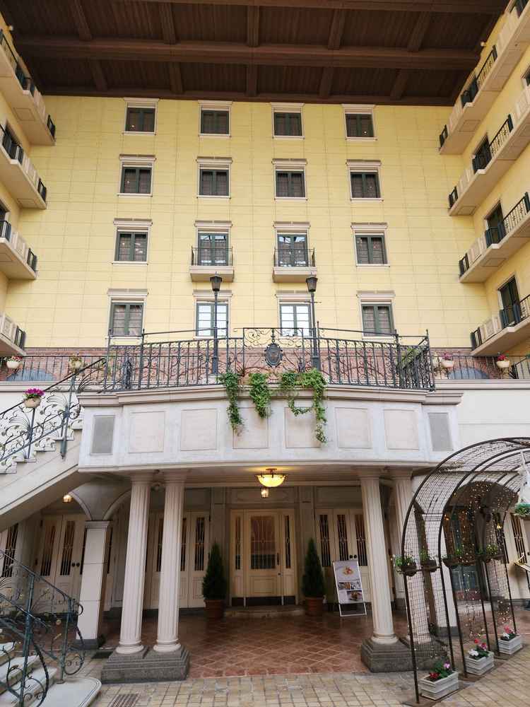 チャペルの外観も、チャペル自体の雰囲気を損なわないよう作り込まれていました。