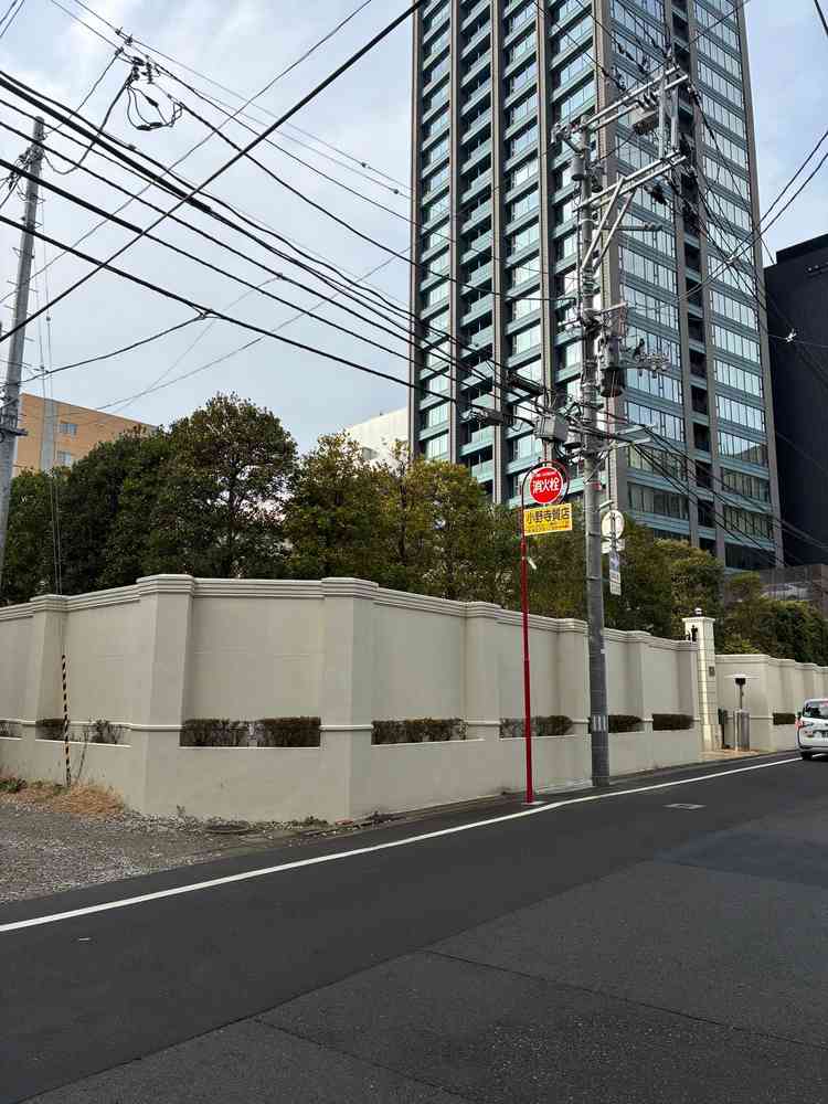 周囲には高層ビルがあるが、外観は四方が高い壁と高い木で覆われているおり、雰囲気が守られている。