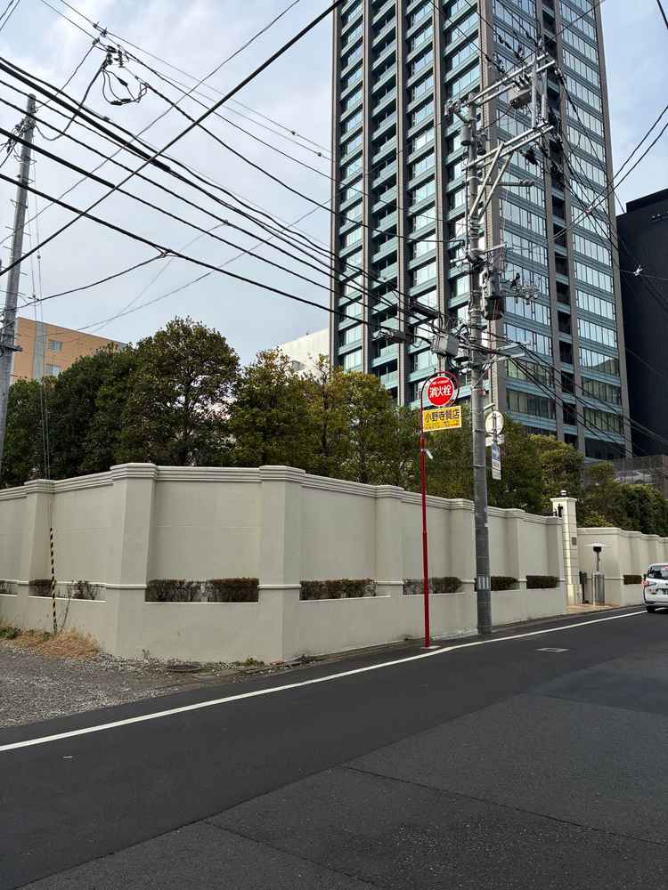 周囲には高層ビルがあるが、外観は四方が高い壁と高い木で覆われているおり、雰囲気が守られている。