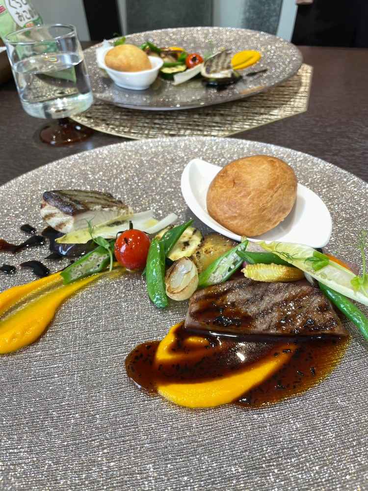 お肉とお魚どちらも抜群に美味しく、大満足でした。お皿もキラキラ輝いており、目で見て楽しめた。