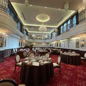 披露宴会場。白い壁が綺麗で、窓がついてることで明るい雰囲気でした。