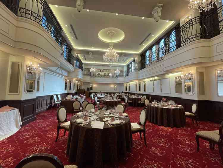 披露宴会場。白い壁が綺麗で、窓がついてることで明るい雰囲気でした。