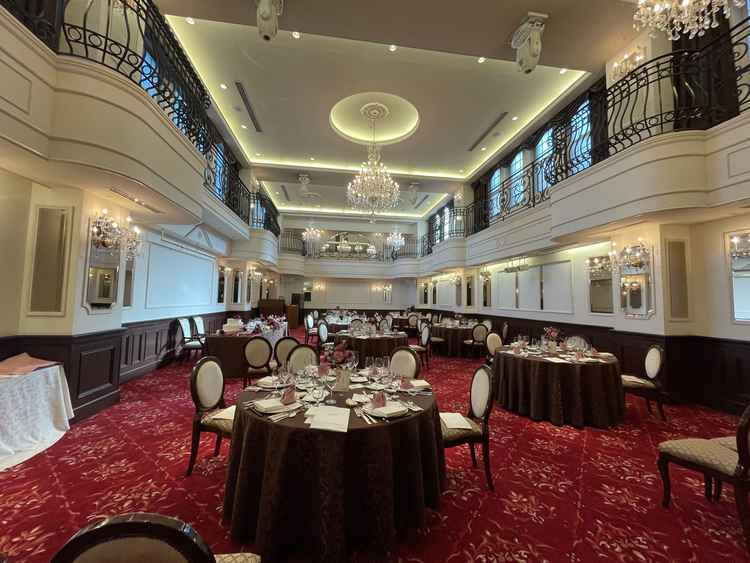 披露宴会場。白い壁が綺麗で、窓がついてることで明るい雰囲気でした。