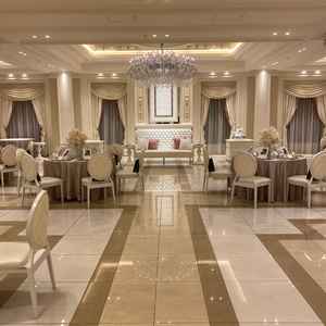 コンパクトな披露宴会場。天井も低く、アットホームな雰囲気を感じられる会場でした。