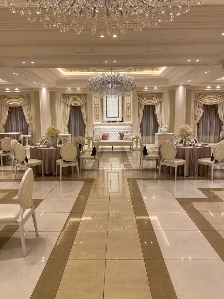 コンパクトな披露宴会場。天井も低く、アットホームな雰囲気を感じられる会場でした。