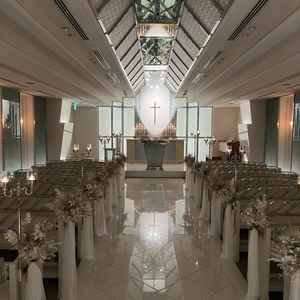 チャペルは白を基調としていました。本物のろうそくでこだわりがある感じがしました！