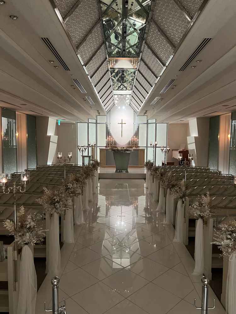 チャペルは白を基調としていました。本物のろうそくでこだわりがある感じがしました！