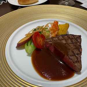 試食のステーキとパン！どちらも美味しかったです！豪華な盛り付けで味はもちろん、目でも楽しめました！