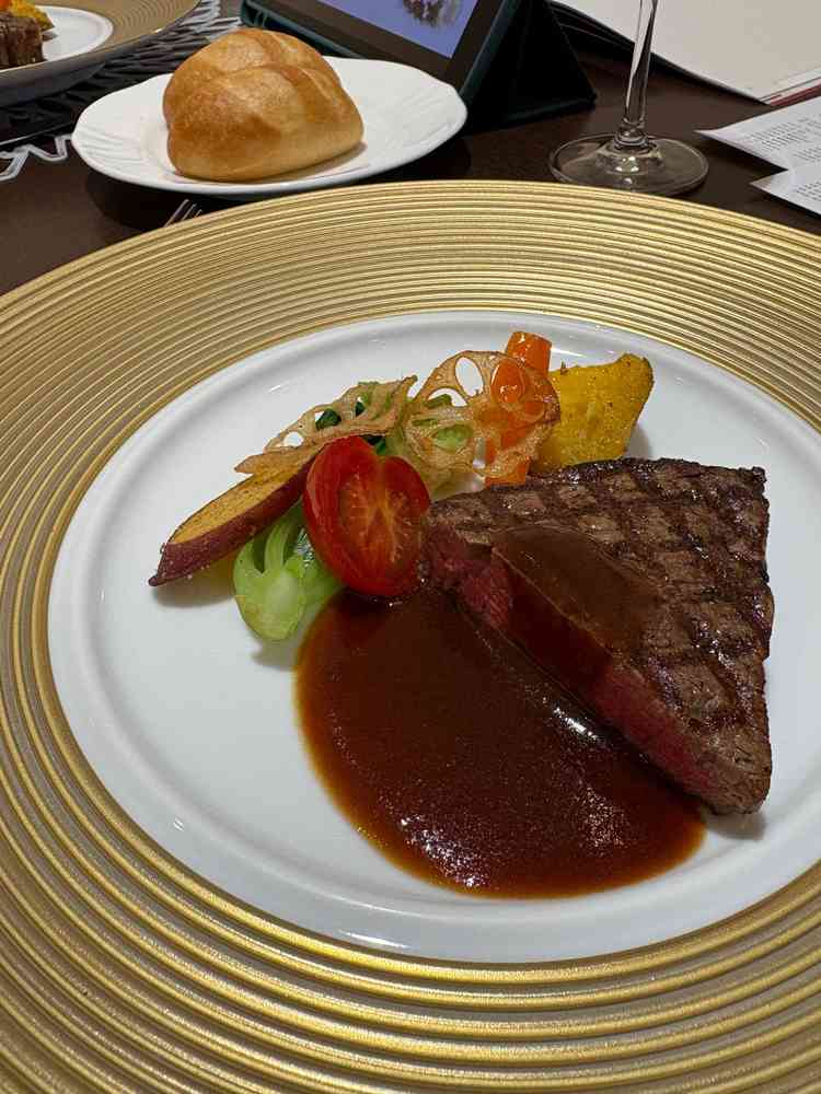 試食のステーキとパン！どちらも美味しかったです！豪華な盛り付けで味はもちろん、目でも楽しめました！