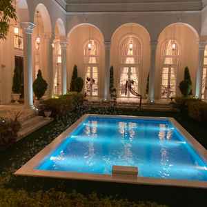 中庭にあるプール。色々なイベントができる