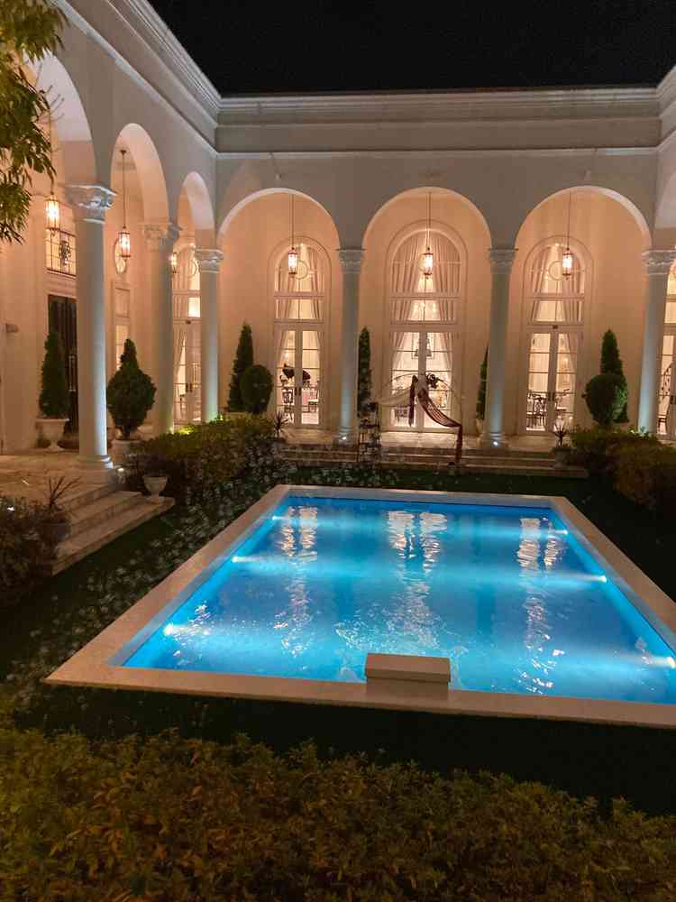 中庭にあるプール。色々なイベントができる