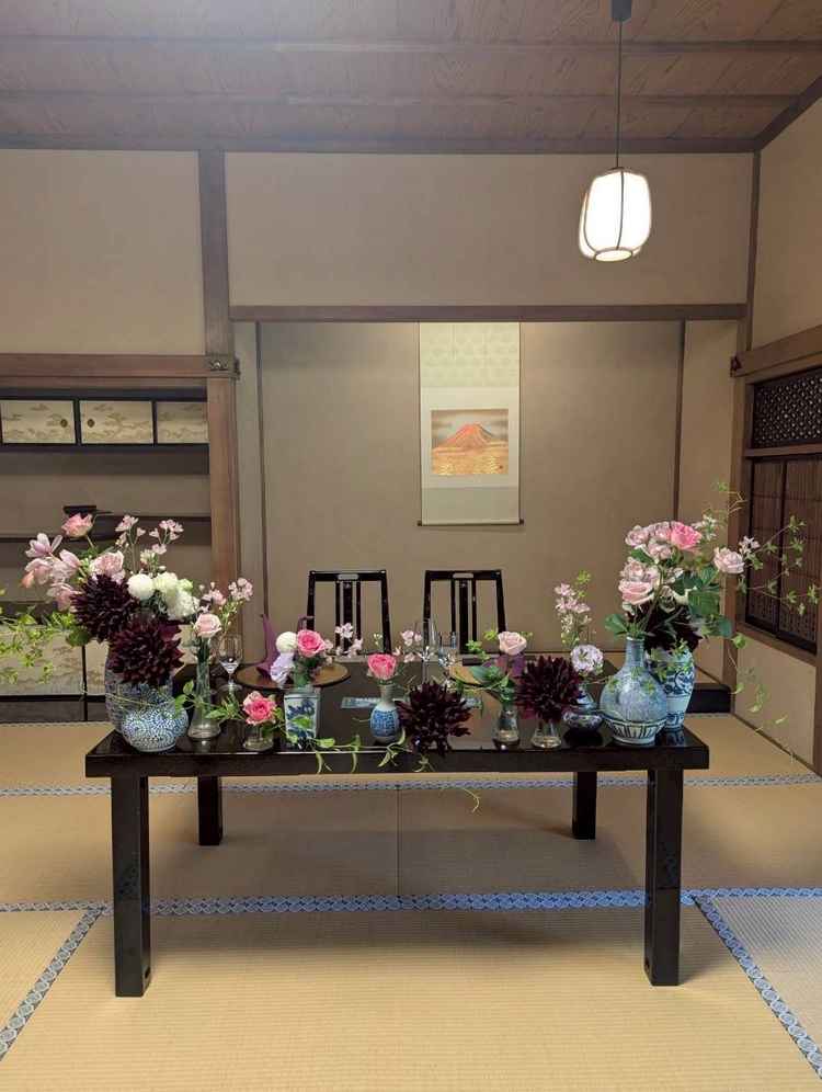 高砂。お花の装飾は希望をお伝えし、希望に沿った内容でご準備していただけます。