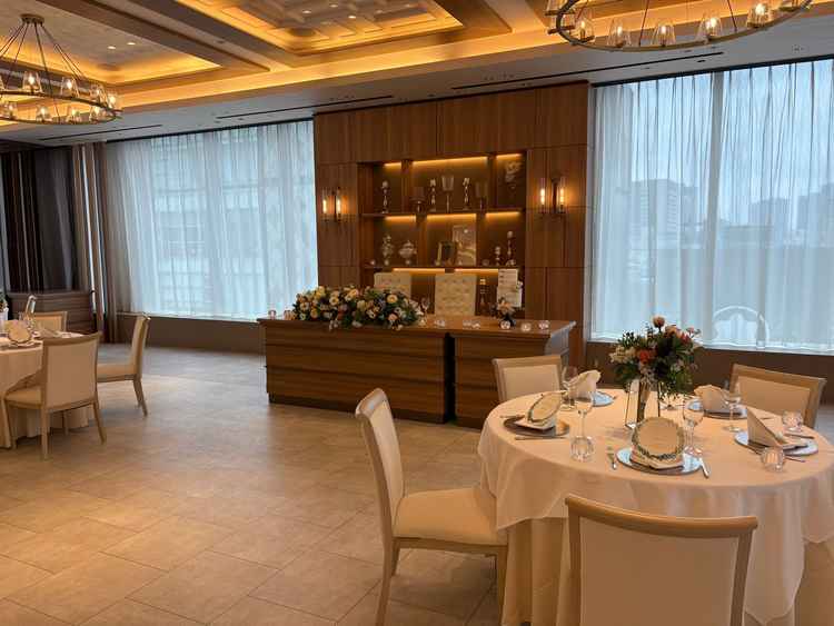 披露宴会場は広すぎず狭すぎず。少人数挙式にはピッタリ。内装もパーティー風でステキだった。