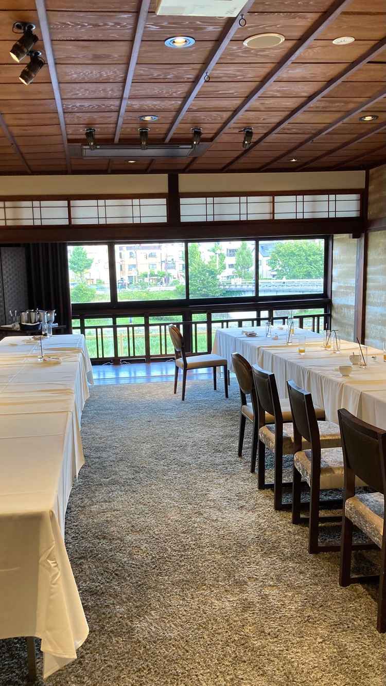 夏の間は窓から川床が見えます。