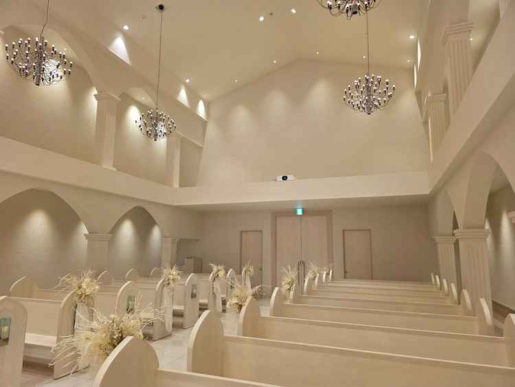 チャペル内観。参列者席。