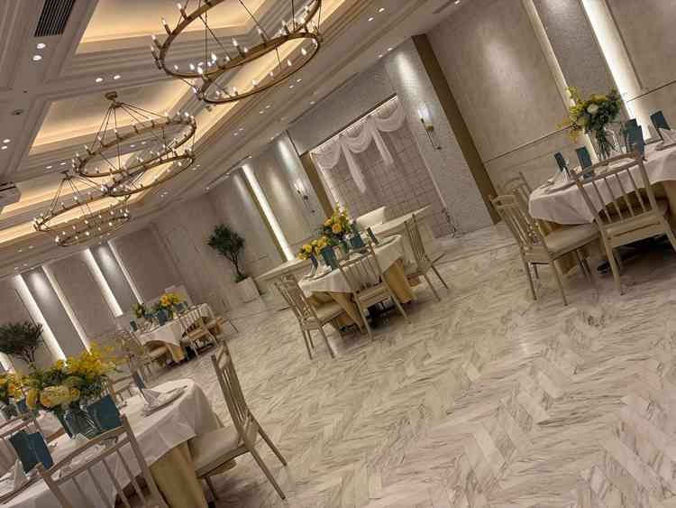 披露宴会場②。大人数を収容でき、ゆとりある空間で新郎新婦が並んで席を回ることが出来る。