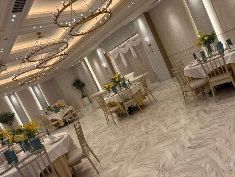 披露宴会場②。大人数を収容でき、ゆとりある空間で新郎新婦が並んで席を回ることが出来る。