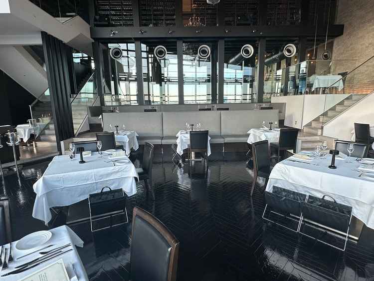 披露宴会場の写真。披露宴会場も窓が大きく天井が高いため非常に広々としており景色も良かった。