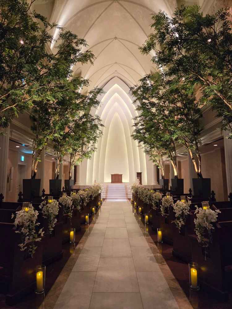 天井の高さが12メートルあり、周りに木や花が装飾されておりドアが開いた瞬間迫力がすごかったです。