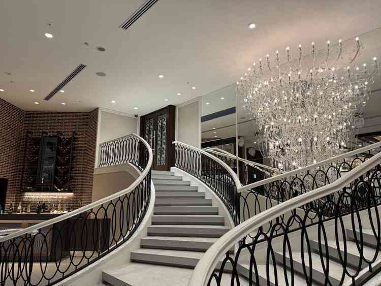 階段が２つあるタイプの披露宴会場、階段の間にライトがあり、部屋が暗転したときにライトアップされます