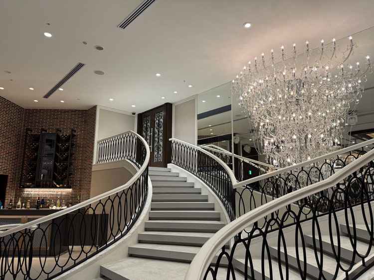 階段が２つあるタイプの披露宴会場、階段の間にライトがあり、部屋が暗転したときにライトアップされます