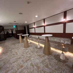 披露宴会場横のフリースペース。挙式と披露宴の間にゲストに過ごしてもらったり、キッズスペースに