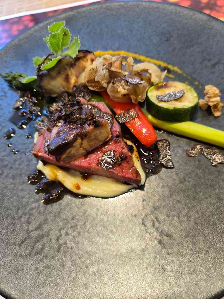 試食はウエディングデスクにて。目の前でトリュフを削ってくださいました。