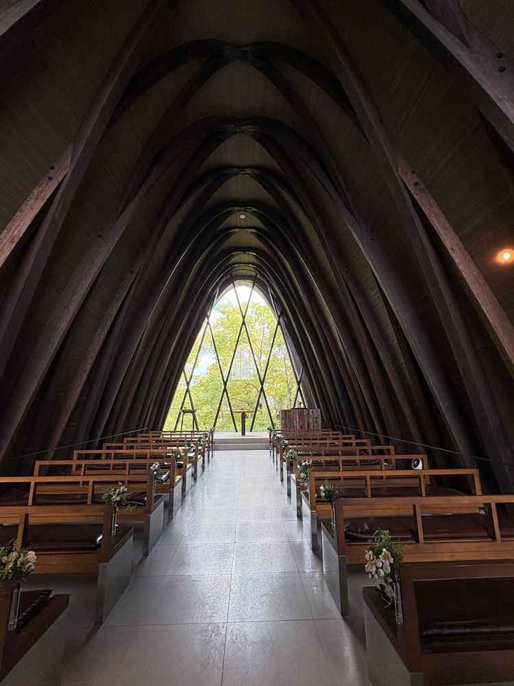 天然木のアーチが美しいチャペル