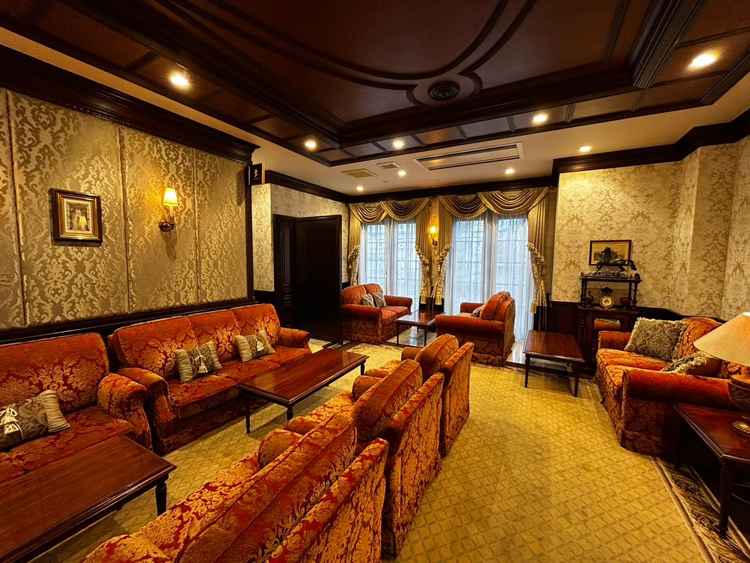 ゲストの待合室。ゲストの導線に、美術品がたくさんで芸術好きな人にとっても楽しめる空間。