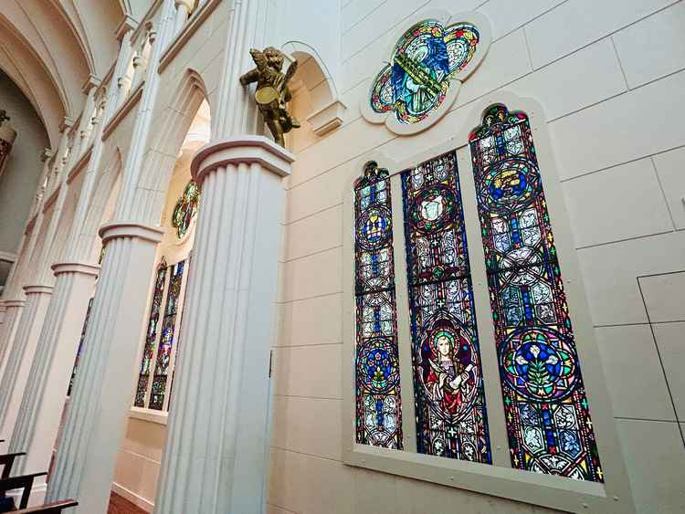 チャペルの両サイドにもステンドグラスがふんだんに埋め込まれていました。