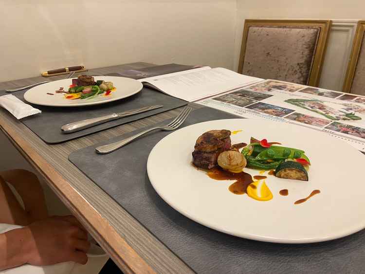 試食のフォアグラが乗った牛フィレ肉。