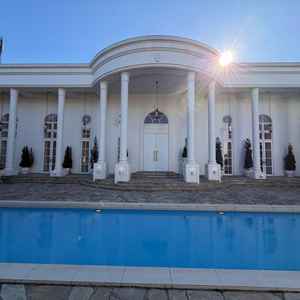 プールのある会場外観