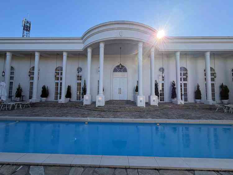 プールのある会場外観