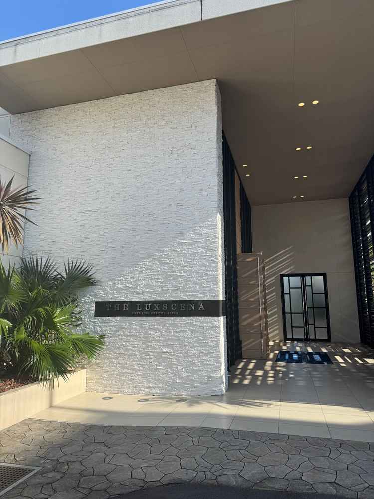 リゾート感のある入り口です。手前のスペースに車好きの方が友達と車を並べたりすることもできるそうです