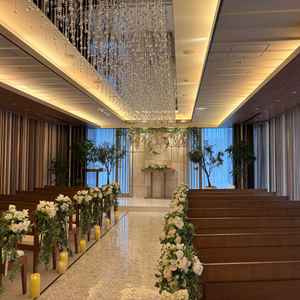 チャペルは木目調でおしゃれな雰囲気。2面採光で十分な明るさがありました。