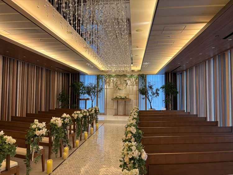 チャペルは木目調でおしゃれな雰囲気。2面採光で十分な明るさがありました。