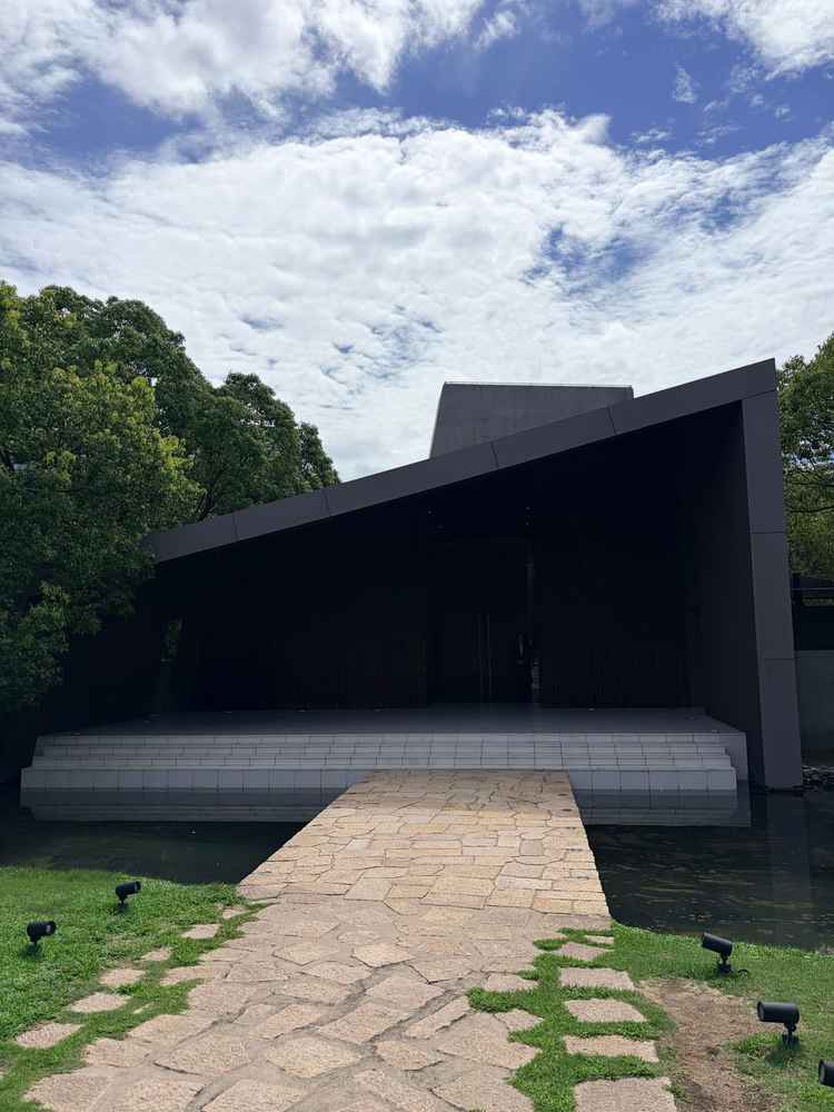 挙式場の外観です。建築士の方の思想、生き物は全て左右非対称だという思いが建物の前から感じられました。