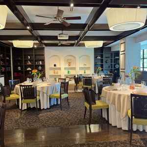 2階の披露宴会場の写真です。窓から光が差し込み、緑が多く見えました。