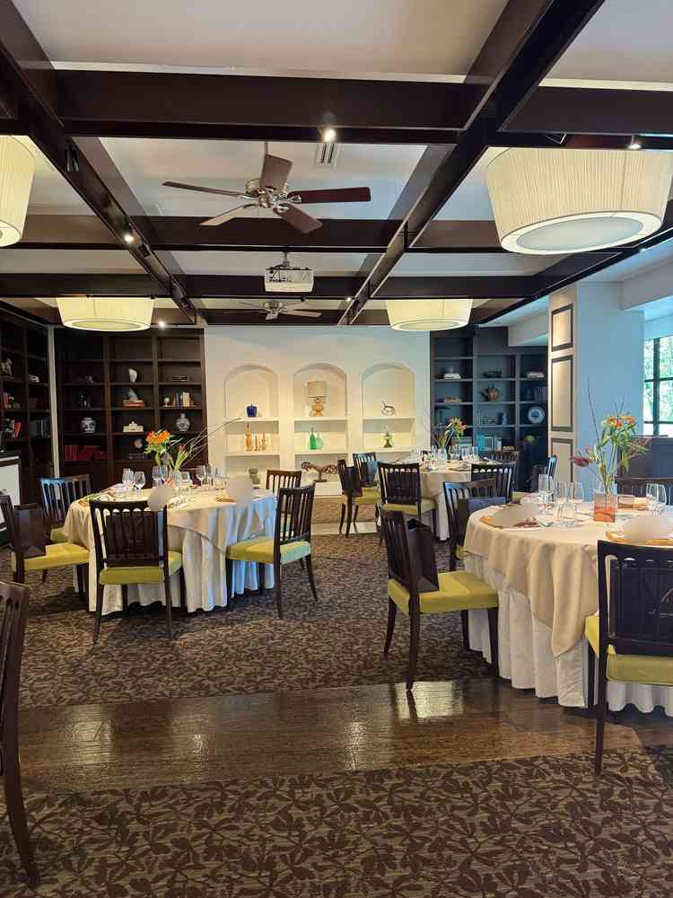 2階の披露宴会場の写真です。窓から光が差し込み、緑が多く見えました。