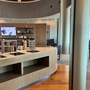 待合室。洗練された雰囲気のもと、ゲストの皆さんが話に花を咲かせられる空間。